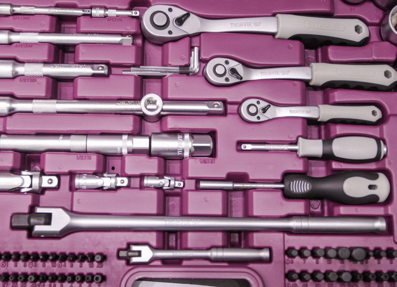 Получили по рукам: как быстро ломается китайский инструмент для ремонта авто