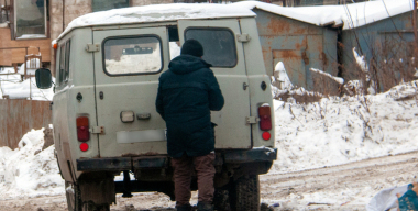 Пьяные мужчины хотели угнать авто, но не смогли его завести и просто укатили