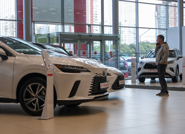 Половину новых авто, проданных в России в 2025-м, выпустили в 2023 и 2024
