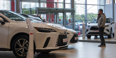 Половину новых авто, проданных в России в 2025-м, выпустили в 2023 и 2024