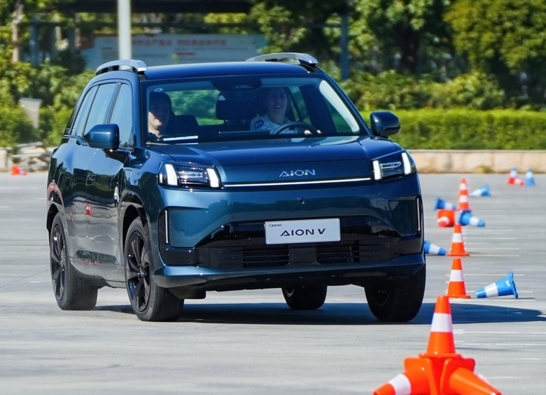 Мобильное приложение: тест-драйв электрического кроссовера GAC Aion V