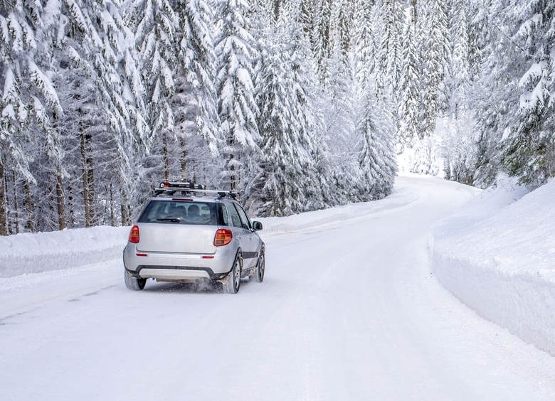 Эксперты напомнили, что делать, если выровнять авто в ледяном заносе не удалось