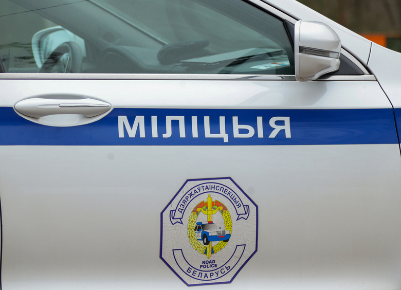 Изображение Пьяный пассажир атаковал машину такси куском асфальта из-за 70 копеек сдачи