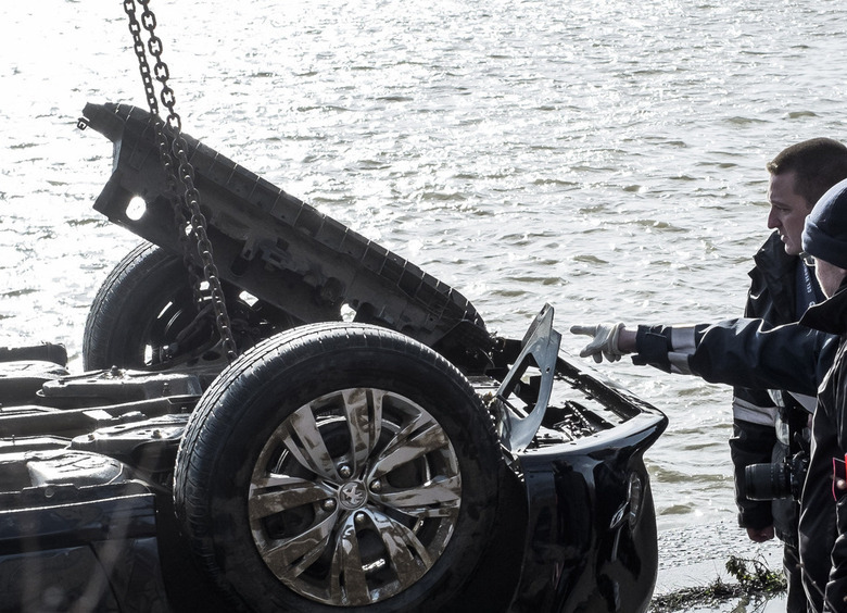 Изображение Машину с трупом достали из водоема в Новосибирской области