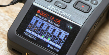 Мужчина следил за бывшей через прослушку в ее автомобиле