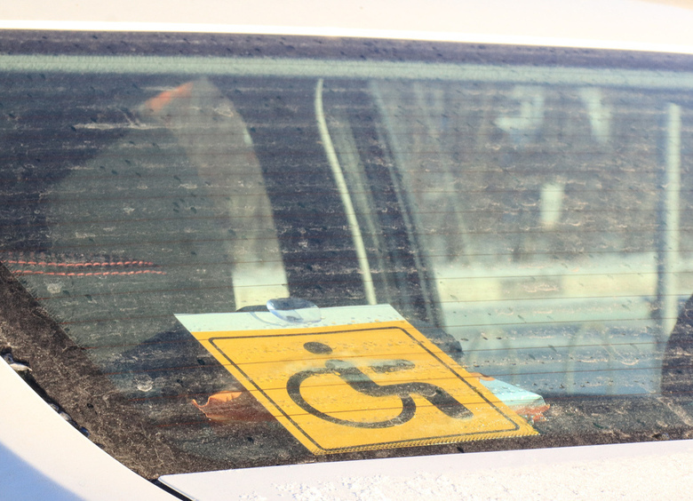 В Госдуме призвали лишать «прав» за незаконные знаки «Инвалид» на автомобиле