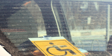 В Госдуме призвали лишать «прав» за незаконные знаки «Инвалид» на автомобиле