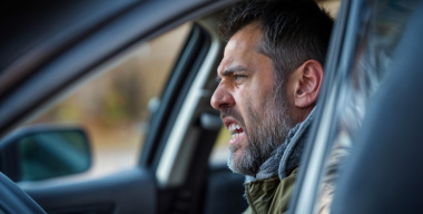 Водитель во Владивостоке ударил женщину, задевшую его авто бумажной папкой