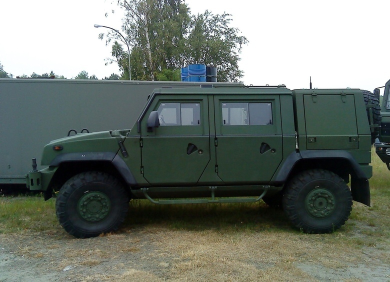 Изображение Дорога смерти: итальянский армейский «пикап» уничтожен на Донбассе