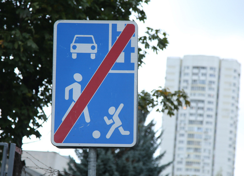 Изображение Автоэксперт отметил, что ведение новых дорожных знаков движется медленно