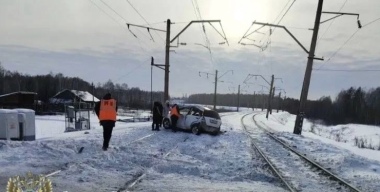 Пожилая пара погибла после столкновения с грузовым поездом на Алтае