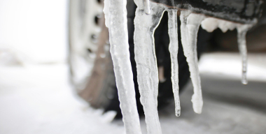 Автомобиль провалился под лед на закрытой переправе в Тюменской области