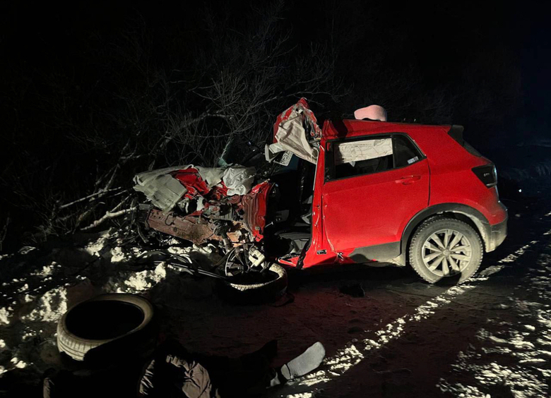 Изображение Volkswagen без номеров врезался в автобус на трассе «Сибирь» в Красноярском крае