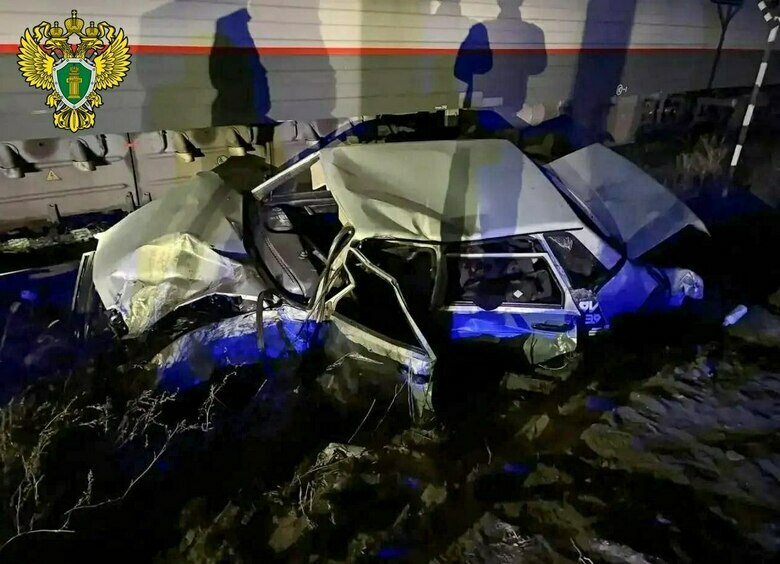 Изображение Уходя от полицейской погони, водитель протаранил поезд в Ростовской области