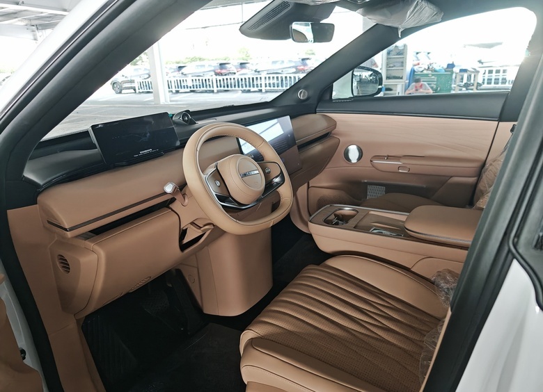 Обнародованы официальные фото нового салона Exlantix ET