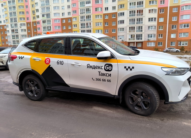 В Госдуме предложили запретить таксистам длительную стоянку во дворах