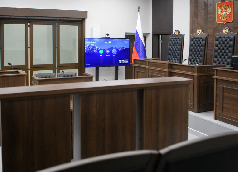 Изображение Мужчина обиделся на врача и разбил ее припаркованную машину