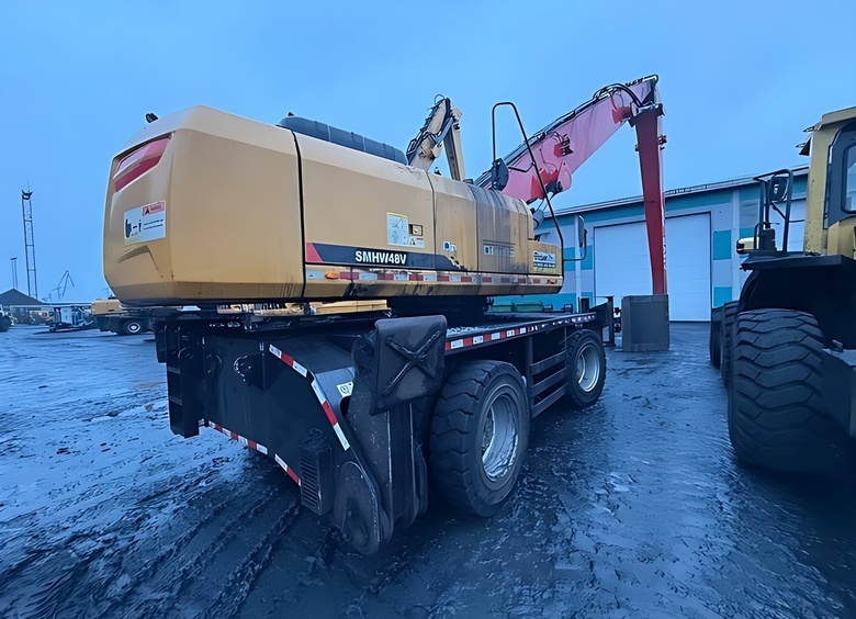 Изображение Мужчина погиб после удара ковшом экскаватора в Ленинградской области