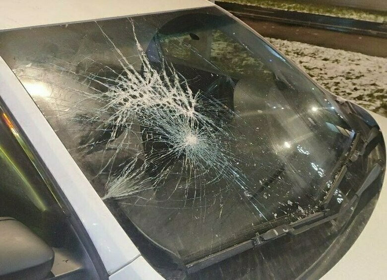 Изображение Агрессивный петербуржец избил припаркованный автомобиль и попал в больницу