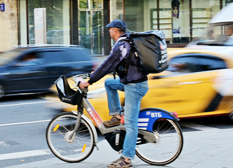 Изображение Таксист в Подмосковье сбил велосипедиста и скрылся вместе с ним с места ДТП