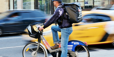 Таксист в Подмосковье сбил велосипедиста и скрылся вместе с ним с места ДТП