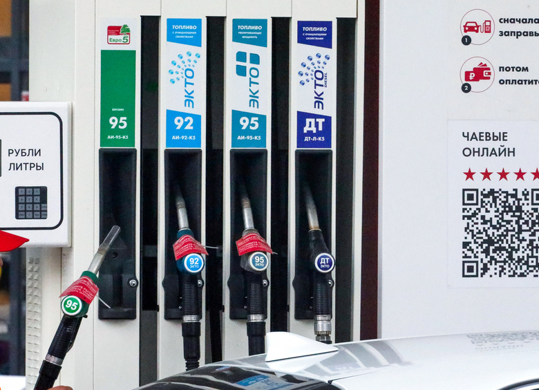 Впервые за год в России подешевел бензин