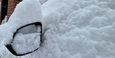 Автомобиль замуровали в снегу во время уборки двора в Новосибирске