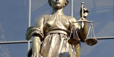 До двух лет может грозить мужчине за то, что пнул машину