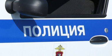 Молодой человек устроил заезд на автомобиле по территории мемориала в Зиме