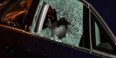 Неизвестные обстреляли автомобили из пневматического оружия в Красноярске