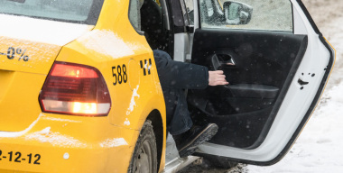 Таксист-мигрант избил пассажира битой и попытался скрыться