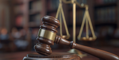 Женщина взыскала с соседки 350 000 рублей за авто, на которое упала крыша