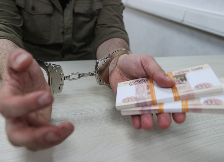 Изображение Мошенник взял в аренду, а затем продал четыре автомобиля жителей Приморья