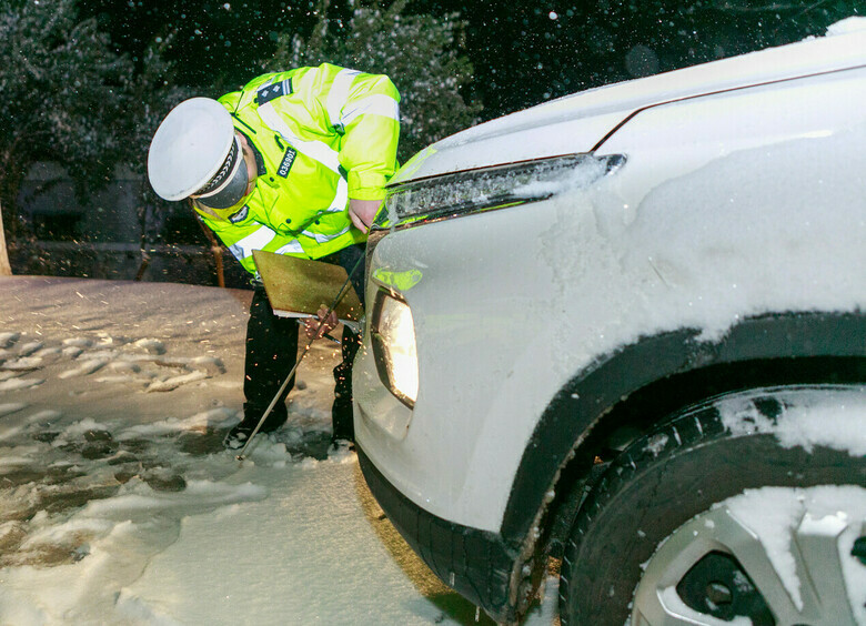 Изображение Мужчина купил новое авто и тут же разбил его о стену, травмировав продавца