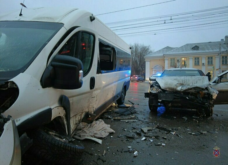Изображение Семь человек пострадали в ДТП с маршруткой и легковушкой в центре Волгограда