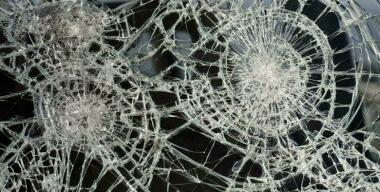 Неизвестные обстреляли автомобиль с маленькими детьми в Томске