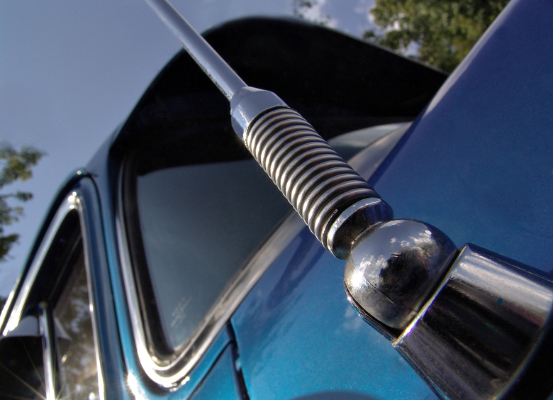 Казаться, а не быть: зачем водители устанавливают на свои авто антенны как у спецслужб