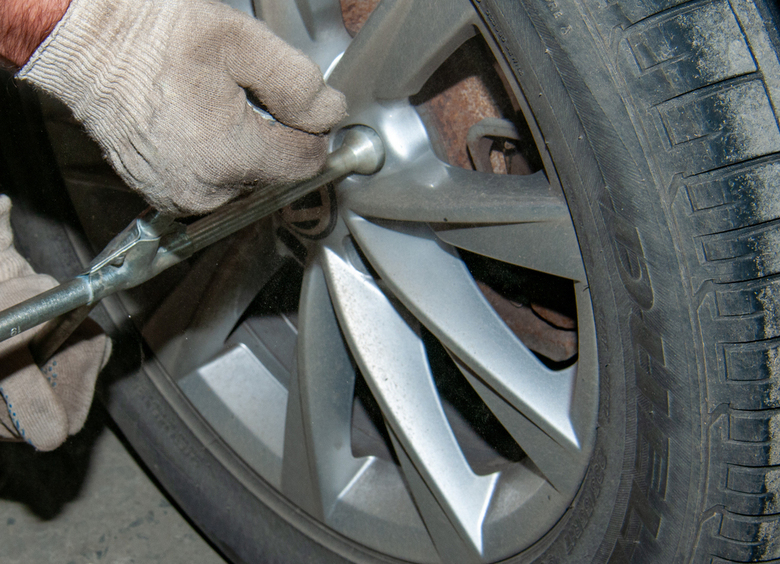 Изображение Мужчина снял колеса с чужого автомобиля, припаркованного на обочине