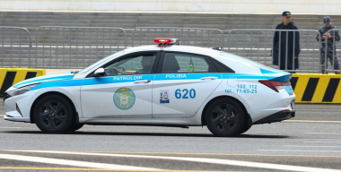 Молодой водитель дрифтил на площади и снес главную новогоднюю елку города