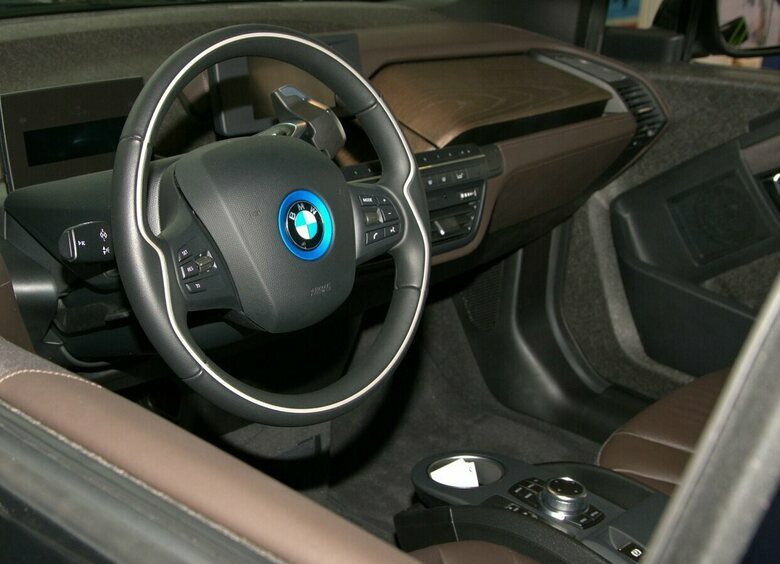 Изображение BMW и Bentley покрылись плесенью на подземной парковке в Санкт-Петербурге