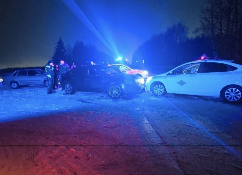 Изображение Угонщик протащил гаишника в окне несколько метров и врезался в машину ДПС