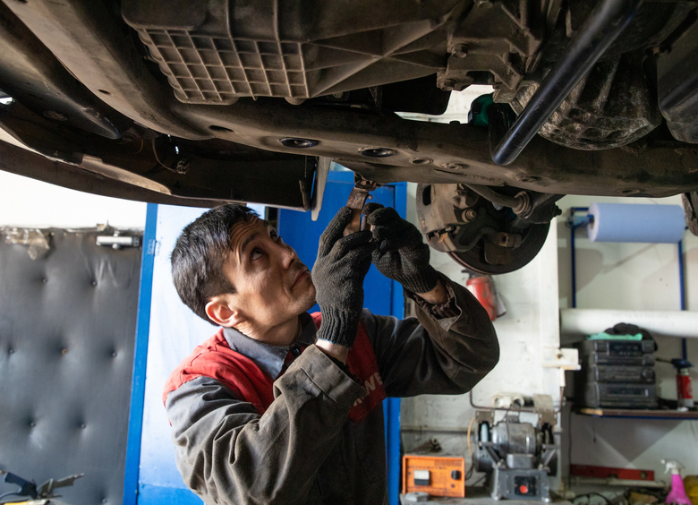 Специалист рассказал, почему моторное масло в двигателе авто должно менять цвет