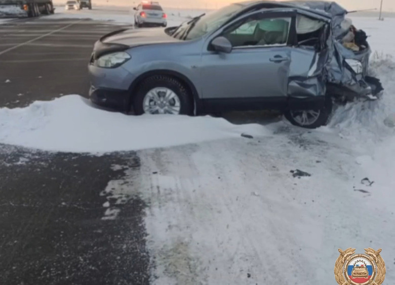 Изображение Грузовик протаранил людей у машин на обочине