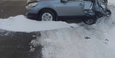 Грузовик протаранил людей у машин на обочине