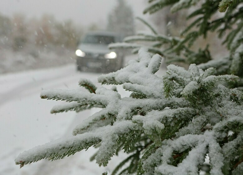 Изображение Автомобиль с туристами застрял в снежном плену в горах Крыма