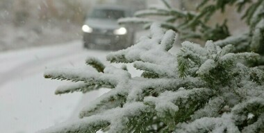 Автомобиль с туристами застрял в снежном плену в горах Крыма