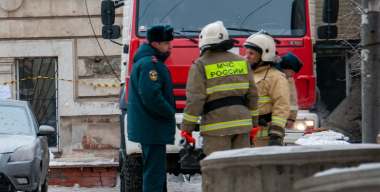 Гирлянда загорелась и спалила гараж с двумя машинами в Челябинской области