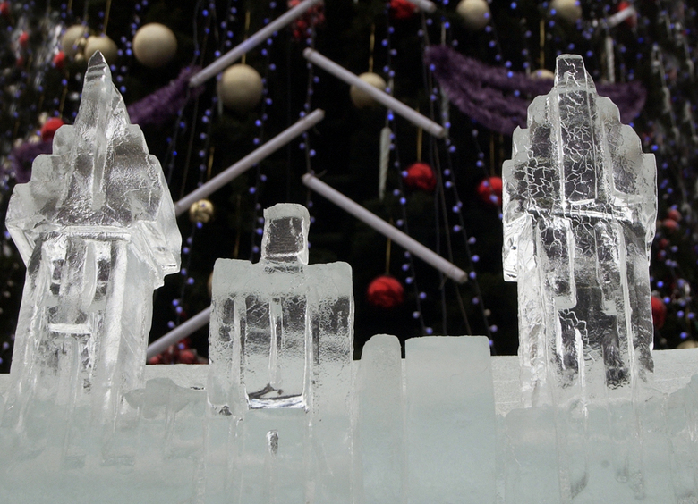 Изображение Московский мечтатель попытался подарить жене ледяной автомобиль с фестиваля