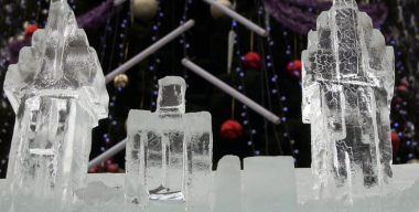 Московский мечтатель попытался подарить жене ледяной автомобиль с фестиваля