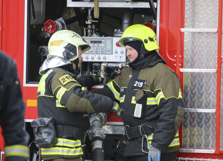 Изображение Автовоз с новыми автомобилями загорелся на трассе под Красноярском